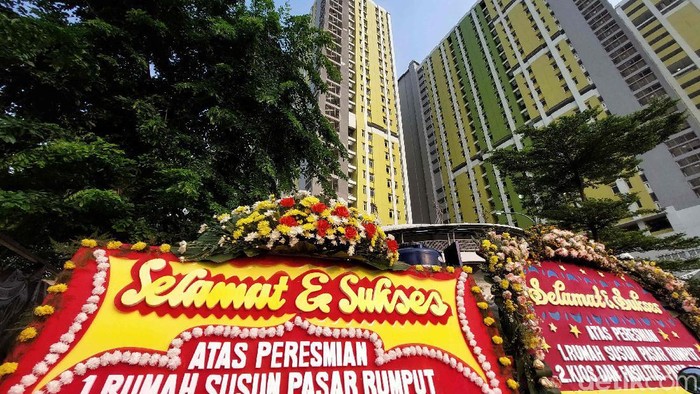 Sejumlah warga beraktivitas di kawasan Rusunawa Pasar Rumput, Manggarai, Jakarta Selatan (20/9). Rusunawa ini diresmikan Presiden Jokowi pagi tadi.