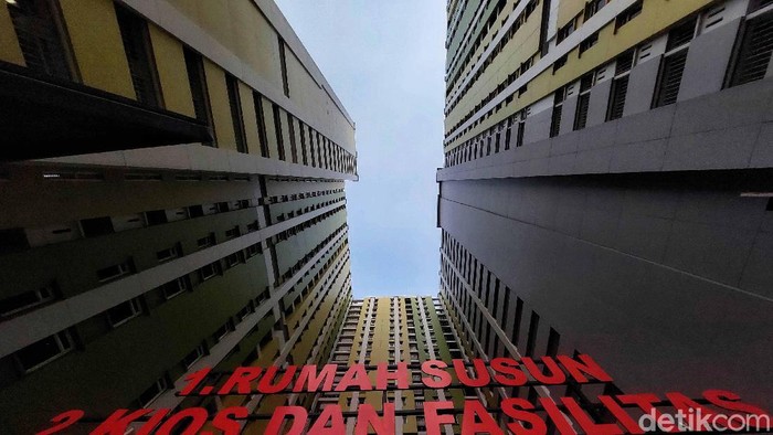 Sejumlah warga beraktivitas di kawasan Rusunawa Pasar Rumput, Manggarai, Jakarta Selatan (20/9). Rusunawa ini diresmikan Presiden Jokowi pagi tadi.