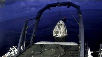 Kapal SpaceX kemudian mengangkutnya. Foto: AP