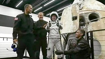 Ini adalah salah sat kru, Hayley Arceneaux, saat keluar dari kapsul. Foto: AP