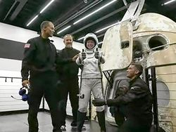 Detik-detik 4 Astronaut Amatir SpaceX Selamat Balik ke Bumi