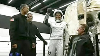 Diikuti oleh kru lainnya, Sian Proctor. Foto: AP