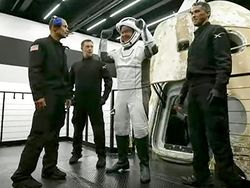 Detik-detik 4 Astronaut Amatir SpaceX Selamat Balik ke Bumi