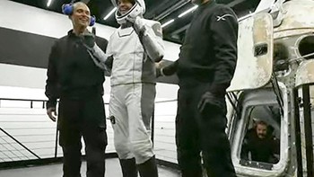 Terakhir adalah pimpinan misi ini sekaligus penyandang dana, Jared Issacman. Foto: AP