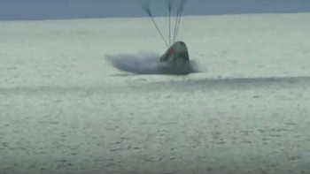 Kapsul itu mendarat disertai percikan air di Lautan Atlantik. Foto: AP