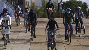 Saghar, salah satu anggota tim robotika putri Afghanistan yang mengungsi ke Meksiko tengah mengendarai sepeda publik di jalanan Kota Mexico City, Minggu (20/9/2021) waktu setempat. AP Photo/Fernando Llano.