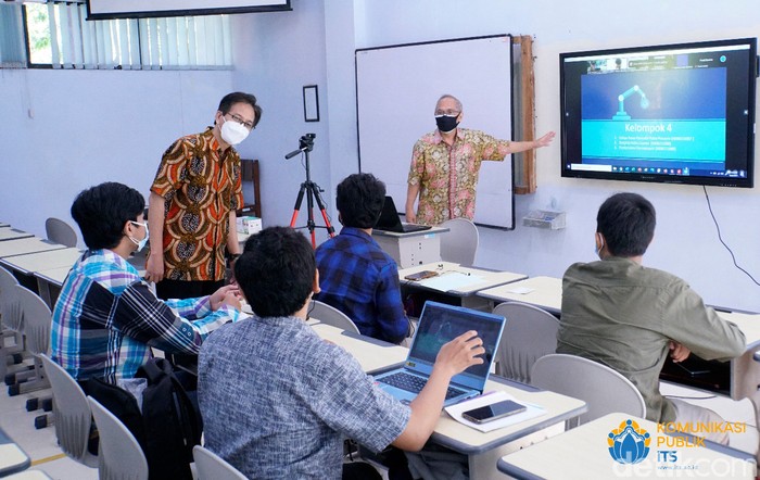 Institut Teknologi Sepuluh Nopember (ITS) mulai menggelar perkuliahan hybrid di beberapa departemen. Kuliah tatap muka masih sangat terbatas.