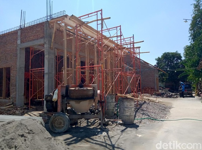 Uang ratusan juta bahkan miliaran rupiah kini dikantongi warga Klaten yang terdampak proyek Tol Yogya-Solo. Uang itu pun digunakan untuk bangun rumah baru.