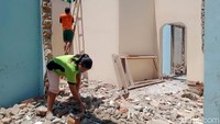 Meski begitu, masih ada pula warga yang datang ke rumah lamanya untuk membongkar rumah tersebut agar sisa-sisa bahan bangunan rumah lama mereka dapat kembali digunakan untuk membangun rumah yang baru.