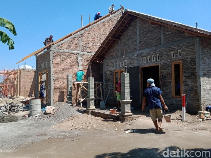 Uang ratusan juta bahkan miliaran rupiah kini dikantongi warga Klaten yang terdampak proyek Tol Yogya-Solo. Uang itu pun digunakan untuk bangun rumah baru.