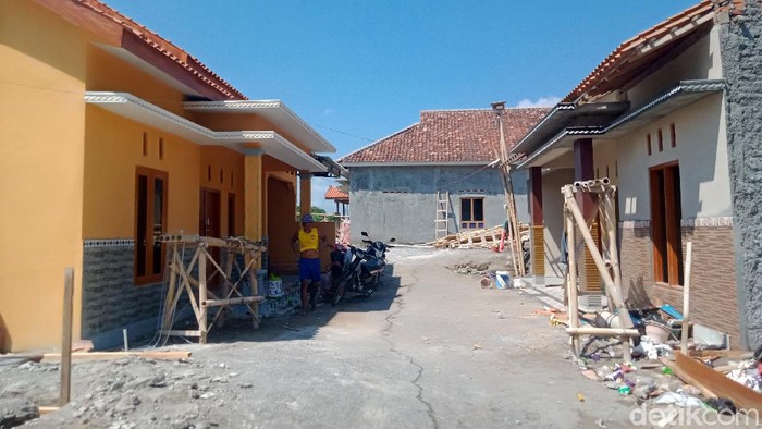 Uang ratusan juta bahkan miliaran rupiah kini dikantongi warga Klaten yang terdampak proyek Tol Yogya-Solo. Uang itu pun digunakan untuk bangun rumah baru.