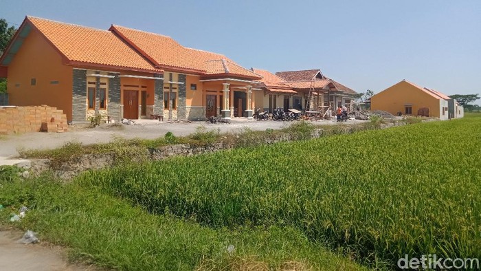 Jadi Miliarder Dadakan, Warga Klaten Ramai-ramai Bangun Rumah Baru Uang ratusan juta bahkan miliaran rupiah kini dikantongi warga Klaten yang terdampak proyek Tol Yogya-Solo. Uang itu pun digunakan untuk bangun rumah baru.
