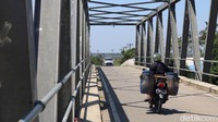 Sebelumnya, hanya tersedia jembatan gantung yang menjadi akses penghubung ke Desa Pantai Bahagai. Itu pun hanya bisa dilewati sepeda motor (Randy/detikTravel)