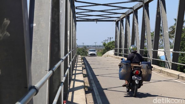 Sebelumnya, hanya tersedia jembatan gantung yang menjadi akses penghubung ke Desa Pantai Bahagai. Itu pun hanya bisa dilewati sepeda motor (Randy/detikTravel) Sebelumnya, hanya tersedia jembatan gantung yang menjadi akses penghubung ke Desa Pantai Bahagai. Itu pun hanya bisa dilewati sepeda motor (Randy/detikTravel)
