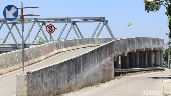 Berdasarkan penelurusan detikTravel, jembatan itu menghubungkan dua desa di Muara Gembong, yakni Desa Pantai Mekar dan Desa Pantai Bahagia yang terpisah oleh Kali Citarum. (Randy/detikTravel) Berdasarkan penelurusan detikTravel, jembatan itu menghubungkan dua desa di Muara Gembong, yakni Desa Pantai Mekar dan Desa Pantai Bahagia yang terpisah oleh Kali Citarum. (Randy/detikTravel)