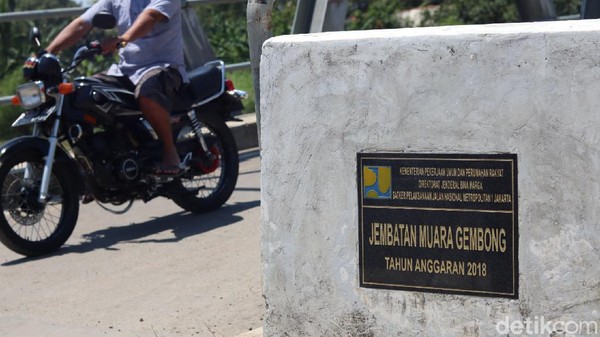 Jokowi sendiri tahu, bahwa banyak warga yang menyematkan namanya untuk jembatan itu. Ia pun mengaku tak keberatan. (Randy/detikTravel) Jokowi sendiri tahu, bahwa banyak warga yang menyematkan namanya untuk jembatan itu. Ia pun mengaku tak keberatan. (Randy/detikTravel)