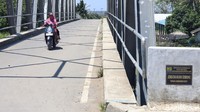 Jokowi menuturkan, jembatan itu ditujukan untuk mempermudah akses warga maupun untuk produksi udang di Desa Pantai Bahagia. Untuk diketahui, terdapat sekitar 11 ribu hektare lahan yang sebagian digunakan untuk lokasi tambak udang oleh warga sekitar. (Randy/detikTravel)
