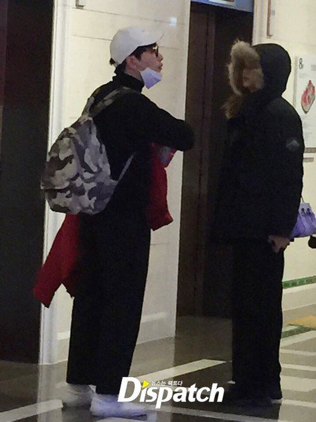 Hubungan Lee Dong Hwi dan Jung Ho Yeon terekspos oleh Dispatch pada tahun 2016. Saat itu, Jung Ho Yeon dikenal sebagai model, belum terjun ke dunia akting. Foto: dok. Dispatch