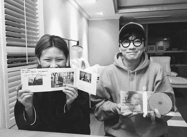 Meski jarang pamer kemesraan, hubungan Jung Ho Yeon dan Lee Dong Hwi masih awet di tahun keenam. Keduanya terpaut sembilan tahun, dimana bintang Squid Game itu lebih muda dari kekasihnya. Hubungan mereka telah menjadi rahasia umum di industri hiburan sebelum dibeberkan Dispatch. Foto: dok. Instagram yoonjujang