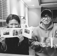 Meski jarang pamer kemesraan, hubungan Jung Ho Yeon dan Lee Dong Hwi masih awet di tahun keenam. Keduanya terpaut sembilan tahun, dimana bintang Squid Game itu lebih muda dari kekasihnya. Hubungan mereka telah menjadi rahasia umum di industri hiburan sebelum dibeberkan Dispatch. Foto: dok. Instagram yoonjujang