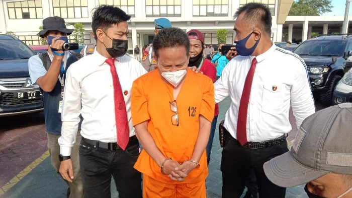Kadis Kesehatan Kepulauan Meranti, Misri, ditahan polisi (Raja-detikcom)