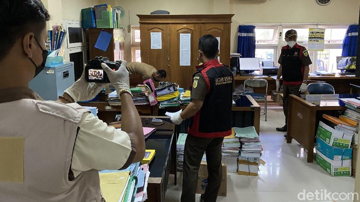 Tim dari Kejaksaan Negeri Blora menggeledah kantor Dindagkop UKM Blora hari ini. Penggeledahan ini terkait kasus korupsi di Pasar Cepu yang ditangani kejaksaan.