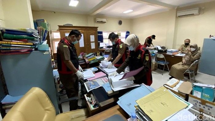 Tim dari Kejaksaan Negeri Blora menggeledah kantor Dindagkop UKM Blora hari ini. Penggeledahan ini terkait kasus korupsi di Pasar Cepu yang ditangani kejaksaan.