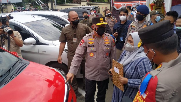 Kapolda Metro Jaya Irjen Fadil Imran menyerahkan kembali 31 mobil sitaan dari pelaku kejahatan ke pemilik