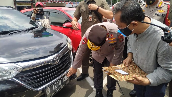 Kapolda Metro Jaya Irjen Fadil Imran menyerahkan kembali 31 mobil sitaan dari pelaku kejahatan ke pemilik