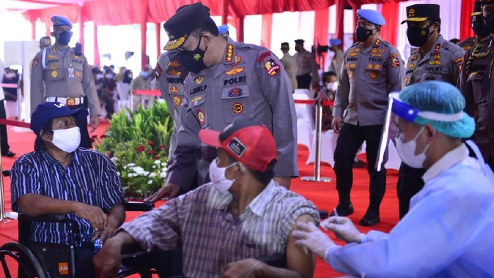 Kapolri Jenderal Listyo Sigit Prabowo meninjau acara vaksinasi massal Akpol 1997 di eks Gedung Mapolres Soetta