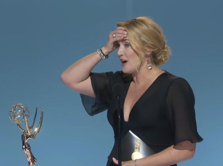 Ekspresi Tepok Jidat Kate Winslet usai Menang Artis Terbaik Emmy Awards 2021