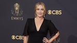 Ekspresi Tepok Jidat Kate Winslet usai Menang Artis Terbaik Emmy Awards 2021