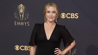 Kate Winslet memilih gaun hitam dengan garis leher dan lengan tipis saat datang ke acara tersebut. Dia memasangkan tampilan dengan anting-anting menjuntai. Foto: Chris Pizzello/Invision/AP/Chris Pizzello