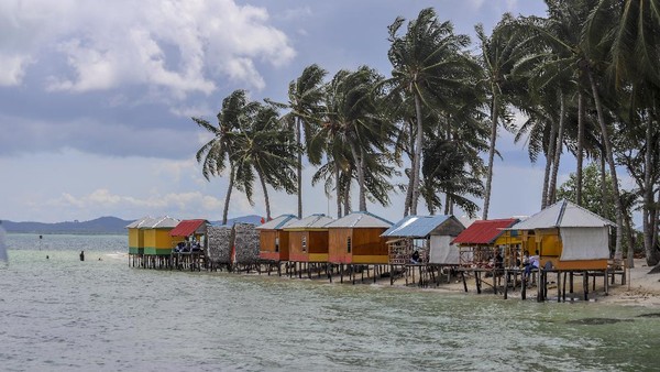 Meski sejumlah objek wisata telah kembali dibuka untuk pengunjung, penerapan protokol kesehatan tetap penting dilakukan. Pasalnya selain terus digencarkannya vaksinasi COVID-19 secara massal, penerapan protokol kesehatan turut mendorong terciptanya herd immunity atau kekebalan kelompok yang dinilai menjadi salah satu upaya untuk mengatasi pandemi COVID-19. (ANTARA FOTO/Teguh Prihatna) Meski sejumlah objek wisata telah kembali dibuka untuk pengunjung, penerapan protokol kesehatan tetap penting dilakukan. Pasalnya selain terus digencarkannya vaksinasi COVID-19 secara massal, penerapan protokol kesehatan turut mendorong terciptanya herd immunity atau kekebalan kelompok yang dinilai menjadi salah satu upaya untuk mengatasi pandemi COVID-19. (ANTARA FOTO/Teguh Prihatna)