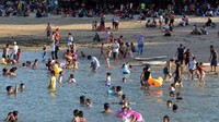 Kembali dibukanya objek wisata membuat warga ramai-ramai mendatangi area tersebut untuk berakhir pekan bersama keluarga. Seperti halnya Pantai Sanur di Denpasar, Bali, ini yang ramai didatangi wisatawan saat akhir pekan kemarin. (ANTARA FOTO/Nyoman Hendra Wibowo)