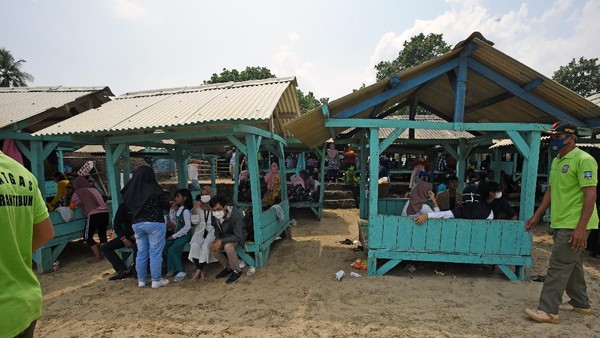 Kawasan Pantai Anyer, tepatnya Pantai Sembolo, Serang Banten, juga kembali ramai didatangi wisatawan pada akhir pekan kemarin. (ANTARA FOTO/Asep Fathulrahman) Kawasan Pantai Anyer, tepatnya Pantai Sembolo, Serang Banten, juga kembali ramai didatangi wisatawan pada akhir pekan kemarin. (ANTARA FOTO/Asep Fathulrahman)