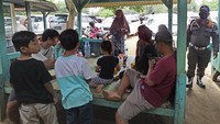 Guna mencegah terjadinya kerumuman serta memantau penerapan protokol kesehatan di area objek wisata, sejumlah personel Satuan Polisi Pamong Praja pun dikerahkan untuk mengawasi pengunjung di Pantai Sembolo. (ANTARA FOTO/Asep Fathulrahman)