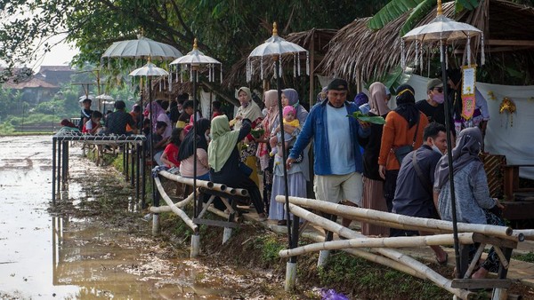Akhir pekan memang jadi momen yang tepat untuk menghabiskan waktu bersama keluarga. Tak heran, objek wisata pun ramai didatangi warga di saat akhir pekan seperti halnya Wisata Kuliner Ubud Broyo di Kabupaten Batang, Jawa Tengah, ini. (ANTARA FOTO/Harviyan Perdana Putra)