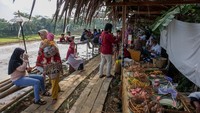 Wisata Kuliner Ubud Brayo yang menawarkan menu makanan khas Bali dan lokal dengan terdapat 17 lapak pedagang dari 24 UMKM Kabupaten Batang tersebut menjadi salah satu destinasi wisata kuliner favorit dengan pemandangan di tepi sawah. (ANTARA FOTO/Harviyan Perdana Putra)