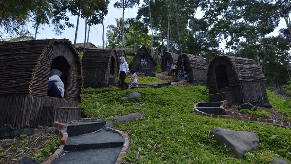 Kawasan wisata Lekung Langit 2 di Kemiling, Bandar Lampung pun turut menjadi objek wisata yang kembali ramai seiring dengan menurunnya angka kasus COVID-19 di berbagai wilayah Indonesia. (ANTARA FOTO/Ardiansyah)
