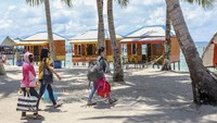 Sektor pariwisata di Kota Batam juga kembali bergeliat setelah sejumlah objek wisata dibuka untuk umum. Salah satu objek wisata yang jadi favorit warga adalah Pulau Mubud, Batam, Kepulauan Riau. (ANTARA FOTO/Teguh Prihatna)