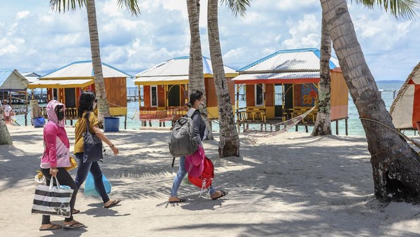 Sektor pariwisata di Kota Batam juga kembali bergeliat setelah sejumlah objek wisata dibuka untuk umum. Salah satu objek wisata yang jadi favorit warga adalah Pulau Mubud, Batam, Kepulauan Riau. (ANTARA FOTO/Teguh Prihatna) Sektor pariwisata di Kota Batam juga kembali bergeliat setelah sejumlah objek wisata dibuka untuk umum. Salah satu objek wisata yang jadi favorit warga adalah Pulau Mubud, Batam, Kepulauan Riau. (ANTARA FOTO/Teguh Prihatna)