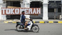 Di kawasan itu juga terdapat Toko Merah. Juga ada, Museum Bank Indonesia, Museum Seni Rupa dan Keramik, Masjid Luar Batang, Museum Wayang, Museum Bahari, Pelabuhan Sunda Kelapa, Toko Merah, Stasiun Kereta Api Kota, Tugu Jam Kota Tua Jakarta, Jembatan Kota Intan atau Jembatan Pasar Ayam, Kafe Batavia, Gedung Arsip Nasional, dan Gedung Candranaya. 