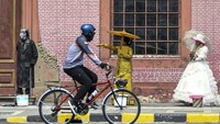 Pengelola kawasan wisata Kota Tua DKI Jakarta awalnya mengizinkan warga untuk berolahraga pada Sabtu (18/9/2021) dan Minggu (19/9/2021) mulai pukul 06.00 WIB hingga pukul 10.00. Tetapi, dibatalkan karena belum ada QR Code PeduliLindungi. 
