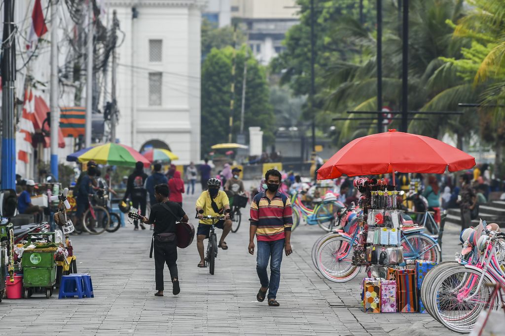 Warga melintas di kawasan Kota Tua, Jakarta, Minggu (19/9/2021). Pengelola Kawasan Wisata Kota Tua belum membuka Kawasan Kota Tua untuk tempat masyarakat berolahraga karena masih menunggu kode QR Code PeduliLindungi dari Pemerintah Provinsi DKI Jakarta. Sebelumnya, Pengelola kawasan Kota Tua mengizinkan warga untuk berolahraga pada Sabtu dan Minggu 18-19 September 2021 mulai pukul 06.00 WIB hingga pukul 10.00 WIB. ANTARA FOTO/Galih Pradipta/foc.