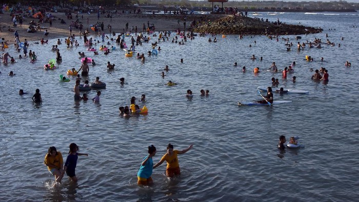 Wisatawan memadati area Pantai Sanur saat Pemberlakuan Pembatasan Kegiatan Masyarakat (PPKM) level 3 di Denpasar, Bali, Minggu (19/9/2021). Obyek wisata yang dicanangkan sebagai kawasan zona hijau bebas COVID-19 tersebut ramai dikunjungi wisatawan setelah PPKM level 4 diturunkan menjadi level 3. ANTARA FOTO/Nyoman Hendra Wibowo/wsj.