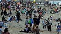 Wisatawan memadati area Pantai Sanur saat Pemberlakuan Pembatasan Kegiatan Masyarakat (PPKM) level 3 di Denpasar, Bali, Minggu (19/9/2021).
