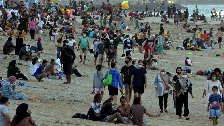KUNJUNGAN WISATAWAN DI PANTAI SANUR BALI Wisatawan memadati area Pantai Sanur saat Pemberlakuan Pembatasan Kegiatan Masyarakat (PPKM) level 3 di Denpasar, Bali, Minggu (19/9/2021). Obyek wisata yang dicanangkan sebagai kawasan zona hijau bebas COVID-19 tersebut ramai dikunjungi wisatawan setelah PPKM level 4 diturunkan menjadi level 3. ANTARA FOTO/Nyoman Hendra Wibowo/wsj.