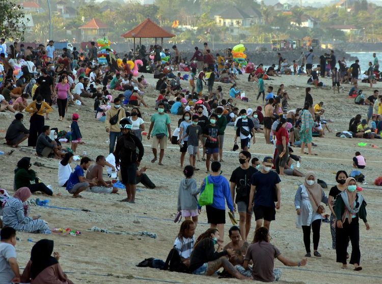 Tumplek Blek Pengunjung Pantai Sanur Usai Dibuka Lagi