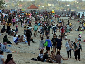 Pengunjung Tumplek di Pantai Sanur, Sudah Pada Lupa Sama Varian Delta?